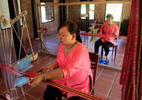 Cách dệt lụa Chăm Pa với những khung dệt cổ được sưu tầm từ nhiều địa phương cũng được tái hiện để tạo ra những tấm lụa nuột nà, thể hiện sự giao thoa văn hóa Chăm pa - Việt trong lòng xứ Quảng